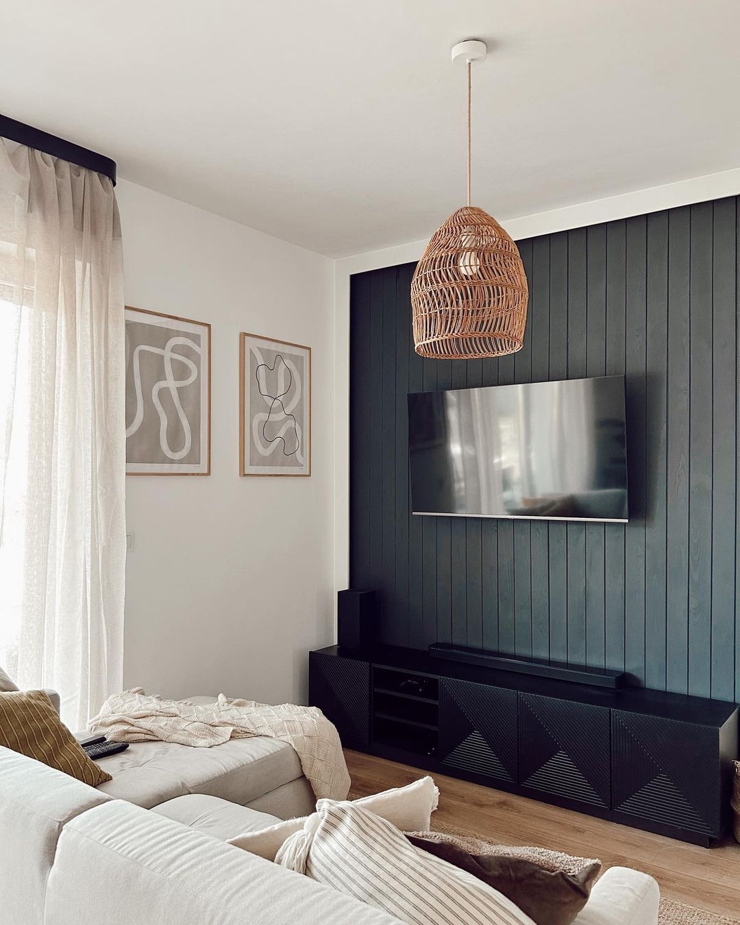 TV stolek Asha 200 cm s rýhovanými dvířky a výklenkem - černý mat skříňka RTV Asha 200 cm s frézovanou přední částí i wneka - černá mat