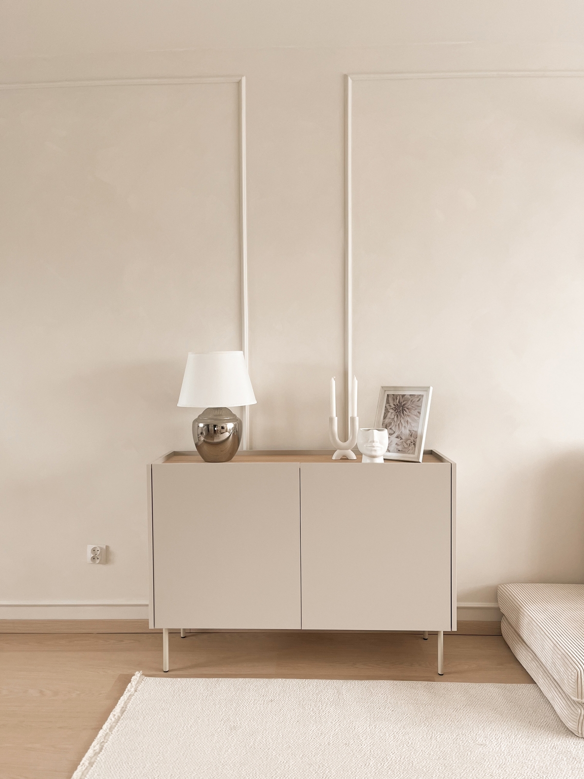 TV stolek Desin 120 cm - kašmír / dub nagano skříňka RTV Desin 120 cm z metalowymi nogami - kašmír / dub nagano