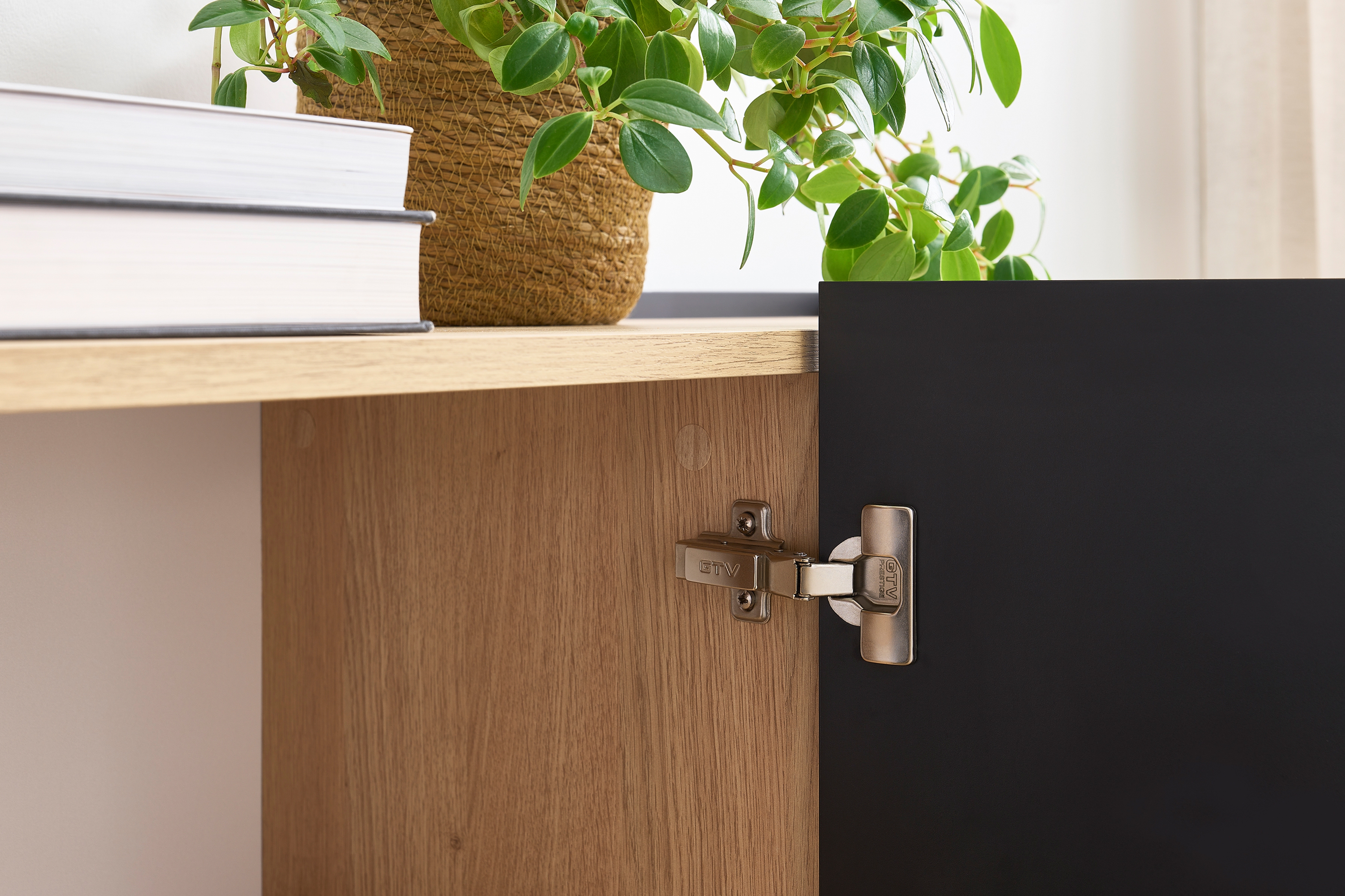 TV stolík Desin 170 cm s 2 ukrytými zásuvkami - čierny mat / dub nagano TV skrinka Desin 170 cm z 2 ukrytymi zásuvkami - Čierny mat / Dub nagano