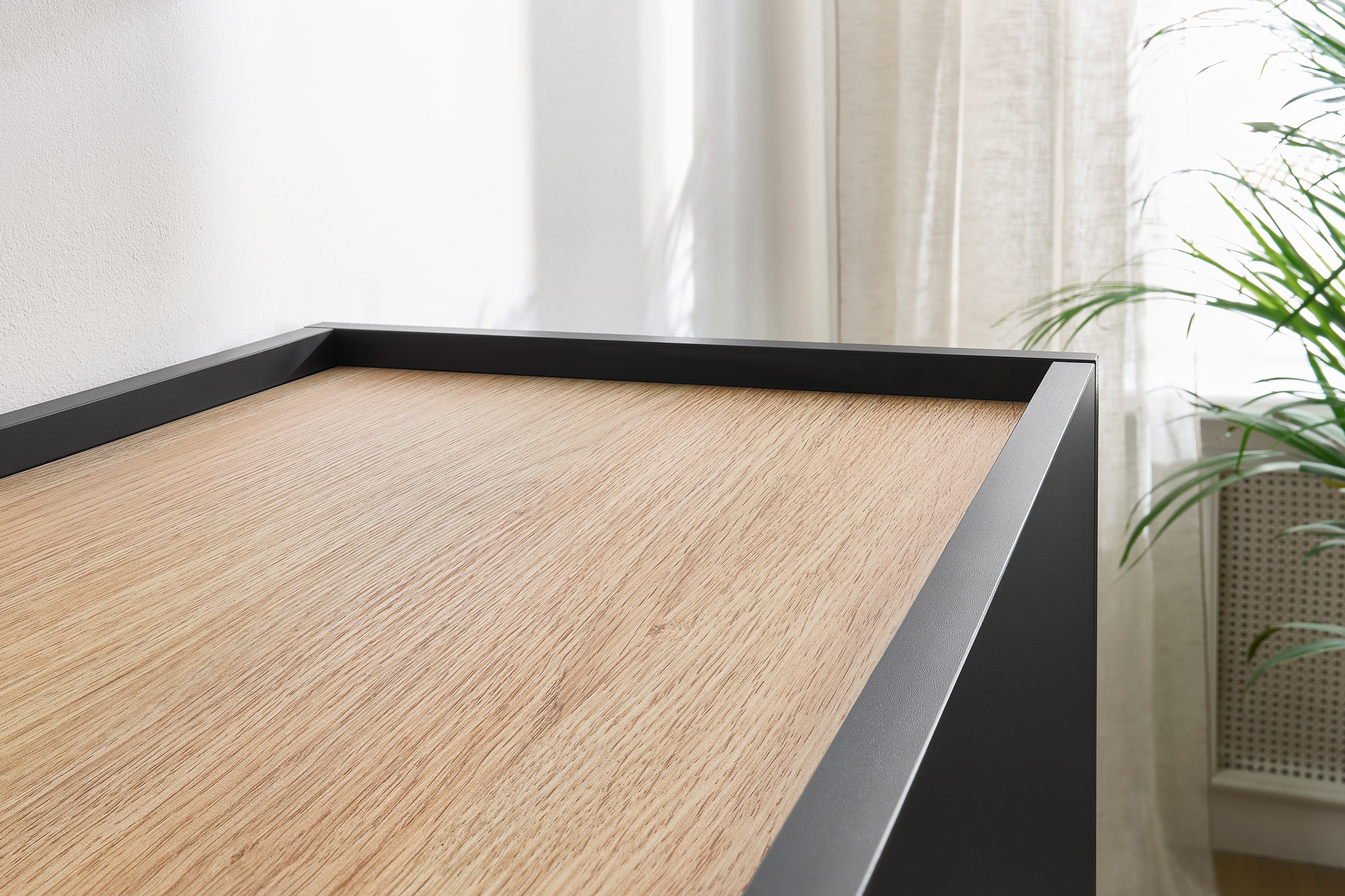 TV stolík Desin 170 cm s 2 ukrytými zásuvkami - čierny mat / dub nagano TV skrinka Desin 170 cm z 2 ukrytymi zásuvkami - Čierny mat / Dub nagano