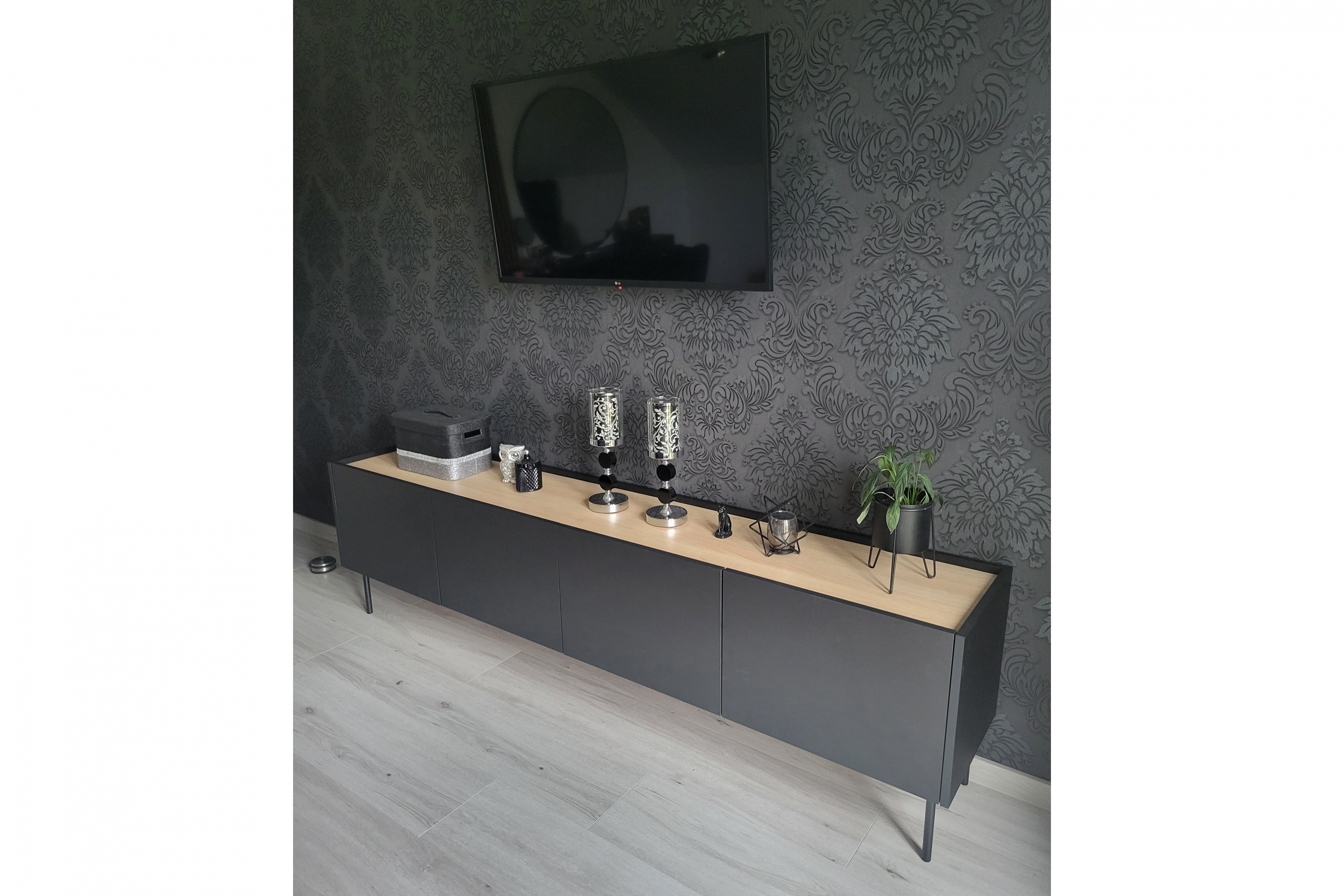 TV skříňka Desin 220 cm se skrytou zásuvkou - kašmír / dub nagano skříňka RTV Desin 220 cm  z ukryta szuflada na kovových nohách - černá mat / dub nagano