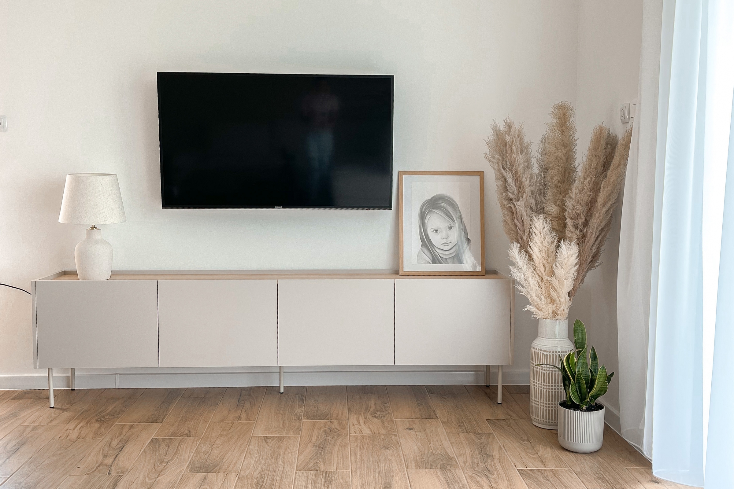 TV stolek Desin 220 cm - kašmír / dub nagano / kovové nohy skříňka RTV Desin na kovových nohách  220 cm - kašmír / dub nagano