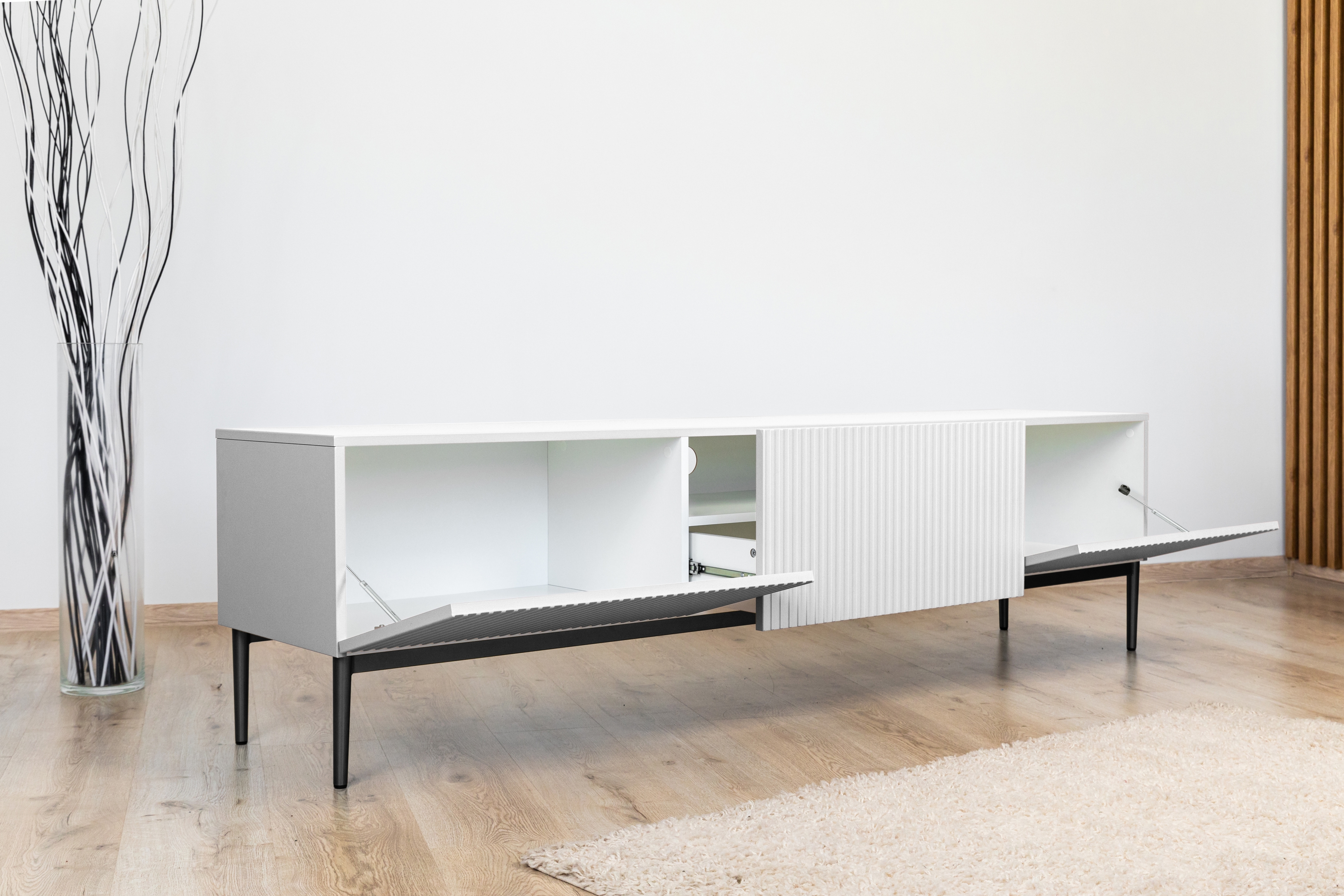 TV stolek Nicole 200 cm - bílý mat / černé nožky skříňka RTV z szuflada Nicole 200 cm - bílý mat / černá nozki