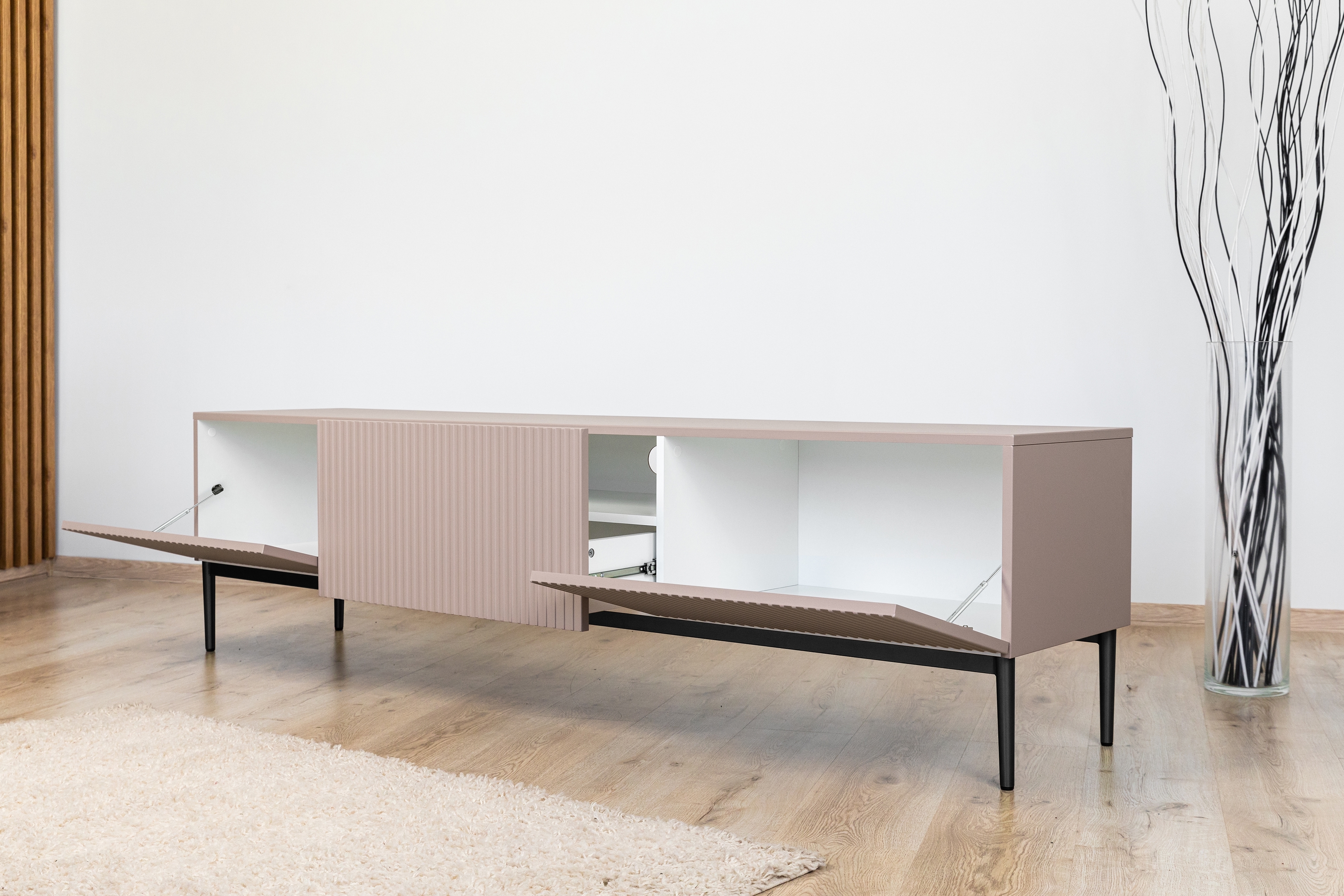 TV skříňka Nicole 200 cm - antická růžová / černé nožky Skříňka RTV Nicole z szuflada i metalowymi nogami 200 cm - antický Růžová / černá nozki