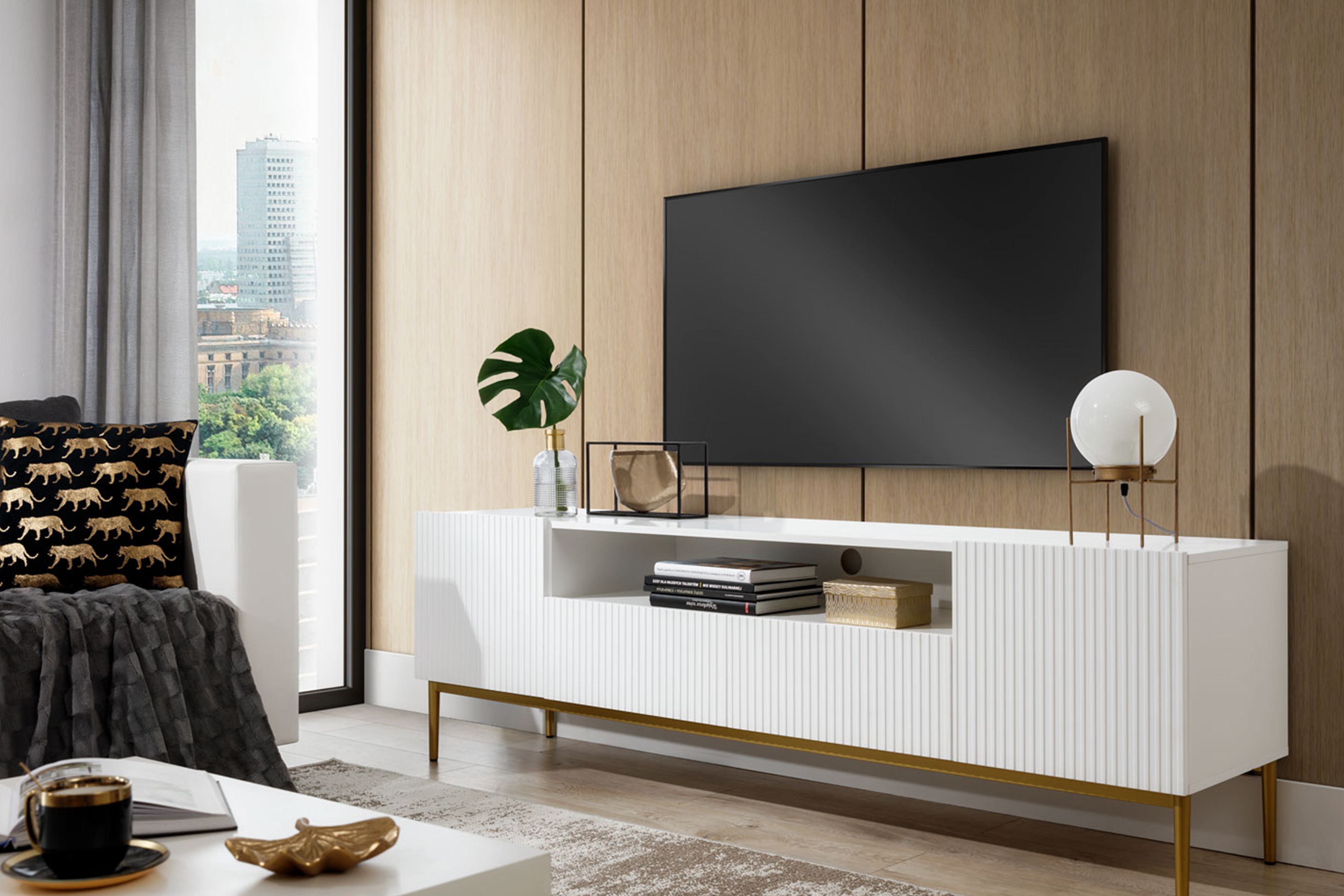 TV stolík Nicole 200 cm s výklenkom a zásuvkami – biely mat / zlaté nožičky TV skrinka Nicole z wneka na kovových nohách 200 cm - biely mat / zlote nozki