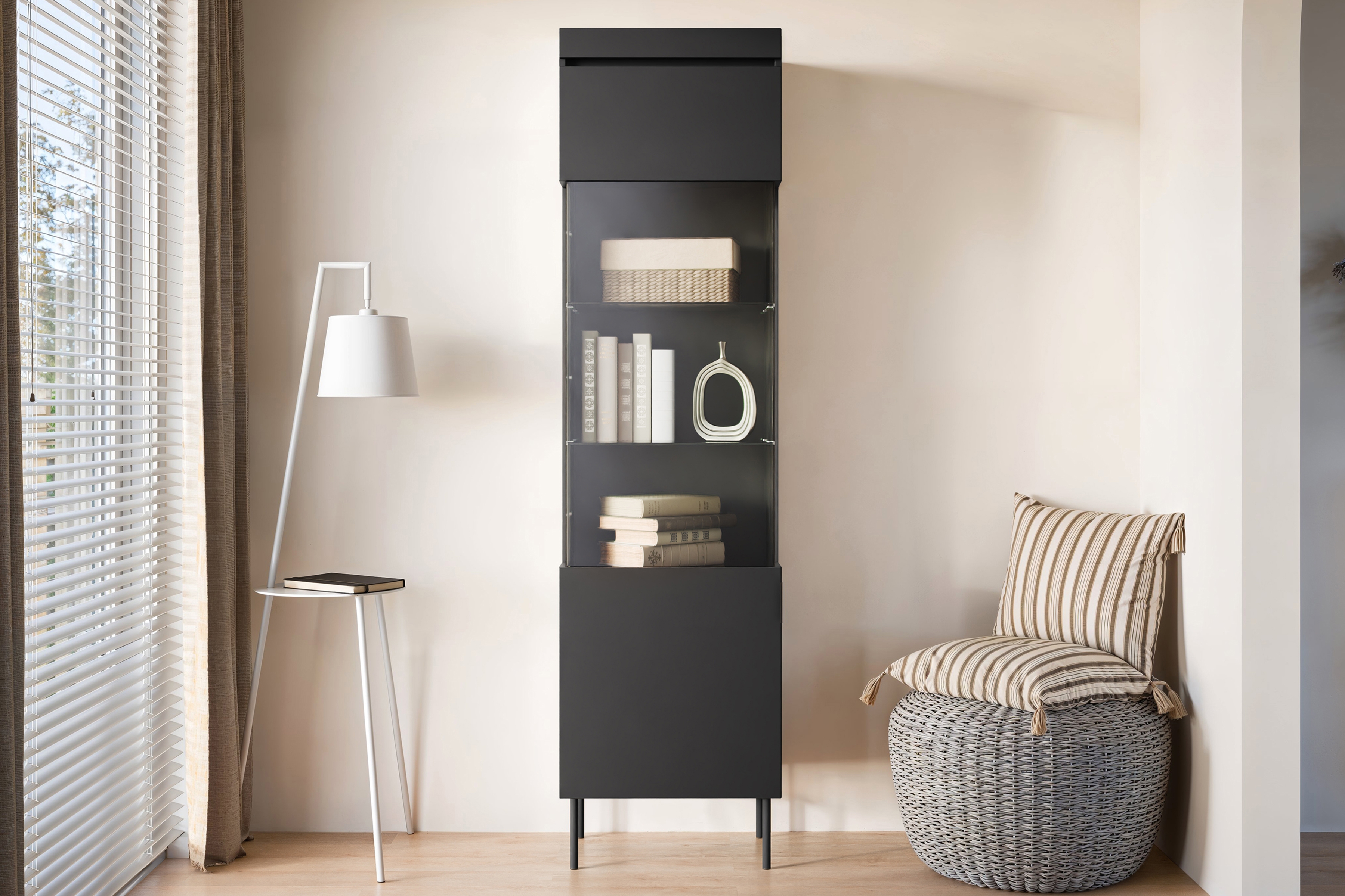 Vitrína Sentia 53 cm - černá / černá Vitrína pro obývacího pokoje Sentia 1D - černá / černá 