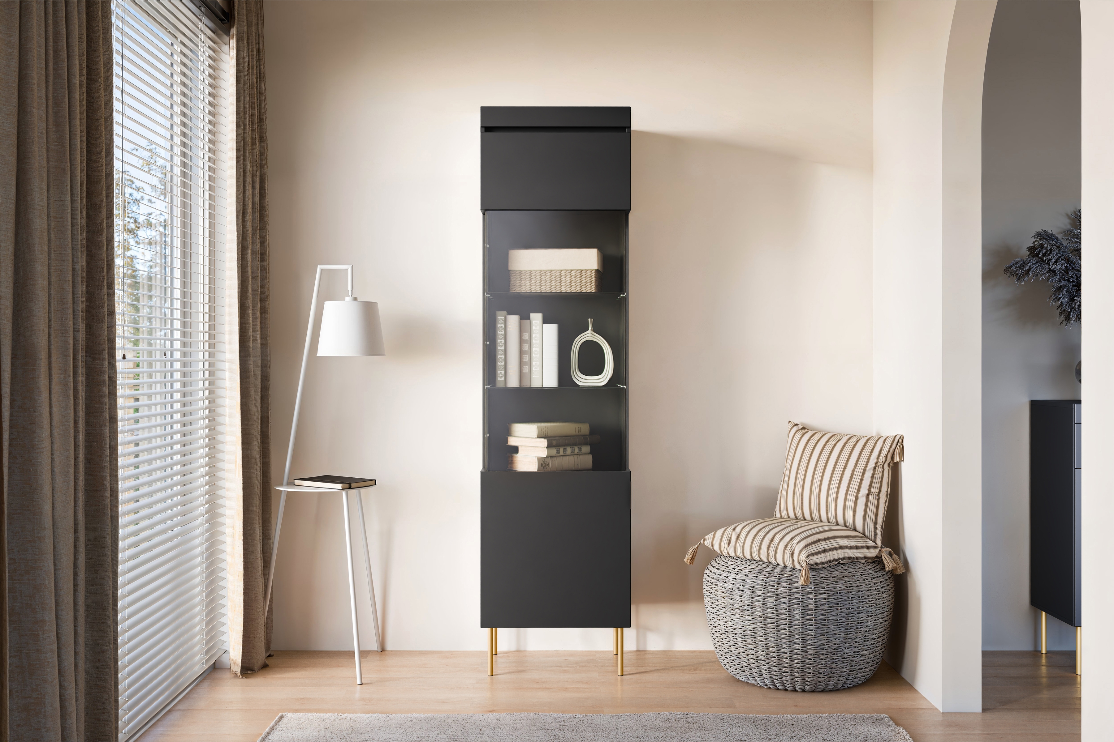 Vitrína Sentia 1D - čierna / zlatá Vitrína do obývacej izby Sentia 1D - Čierny mat / zlaté