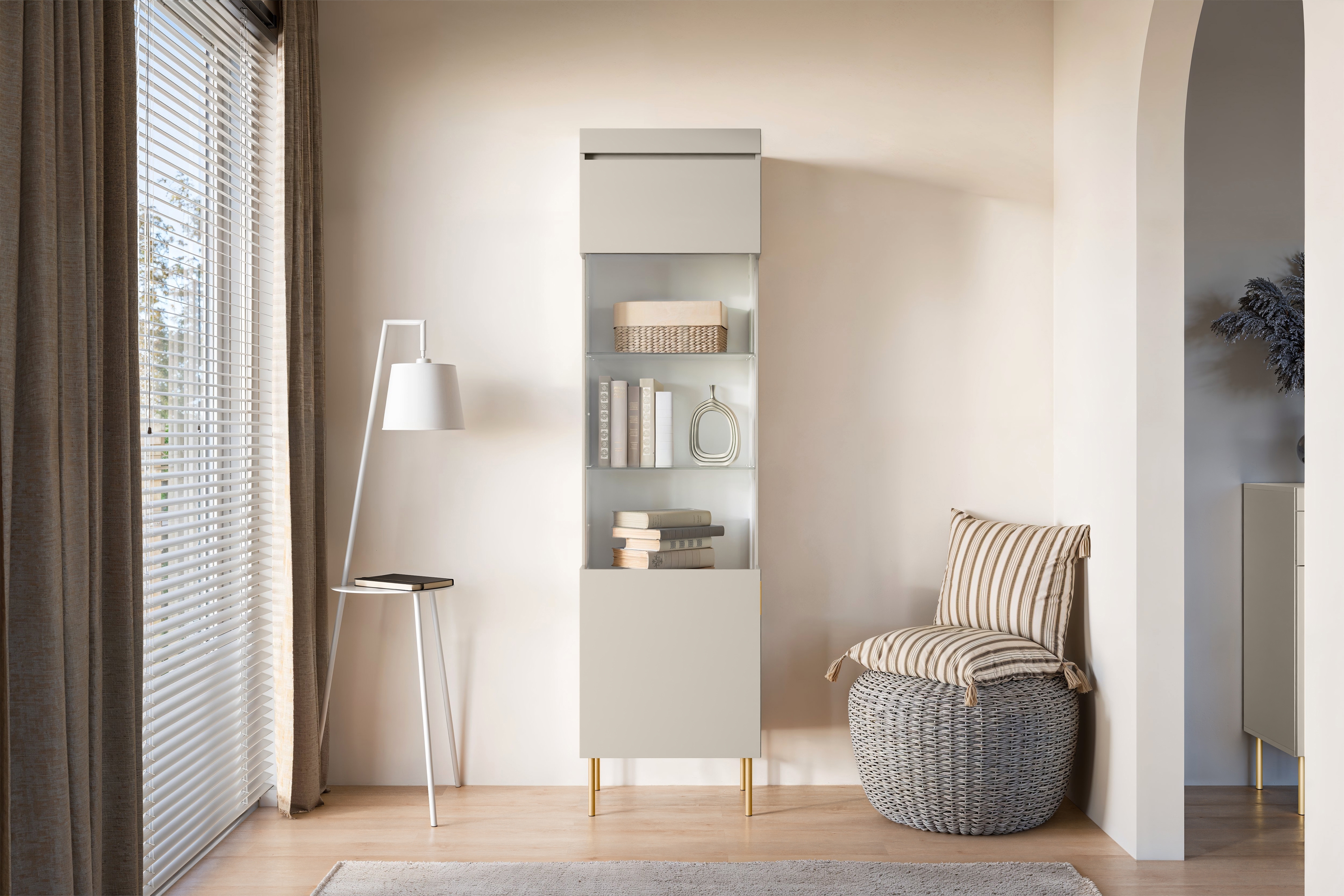 Vitrína Sentia 53 cm - kašmírová / zlatá Vitrína pro obývacího pokoje Sentia 1D - kašmír / zlatá 