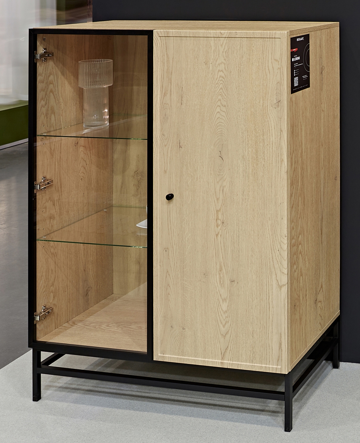 Vitrína Lorini do obývacej izby 100 cm - Dub cremona / Čierny Úchytka / Rošt - Výpredaj expozície Vitrína Lorini do obývacej izby 100 cm - Dub cremona / Čierny Úchytka / Rošt - Limitovaná ponuka expozície