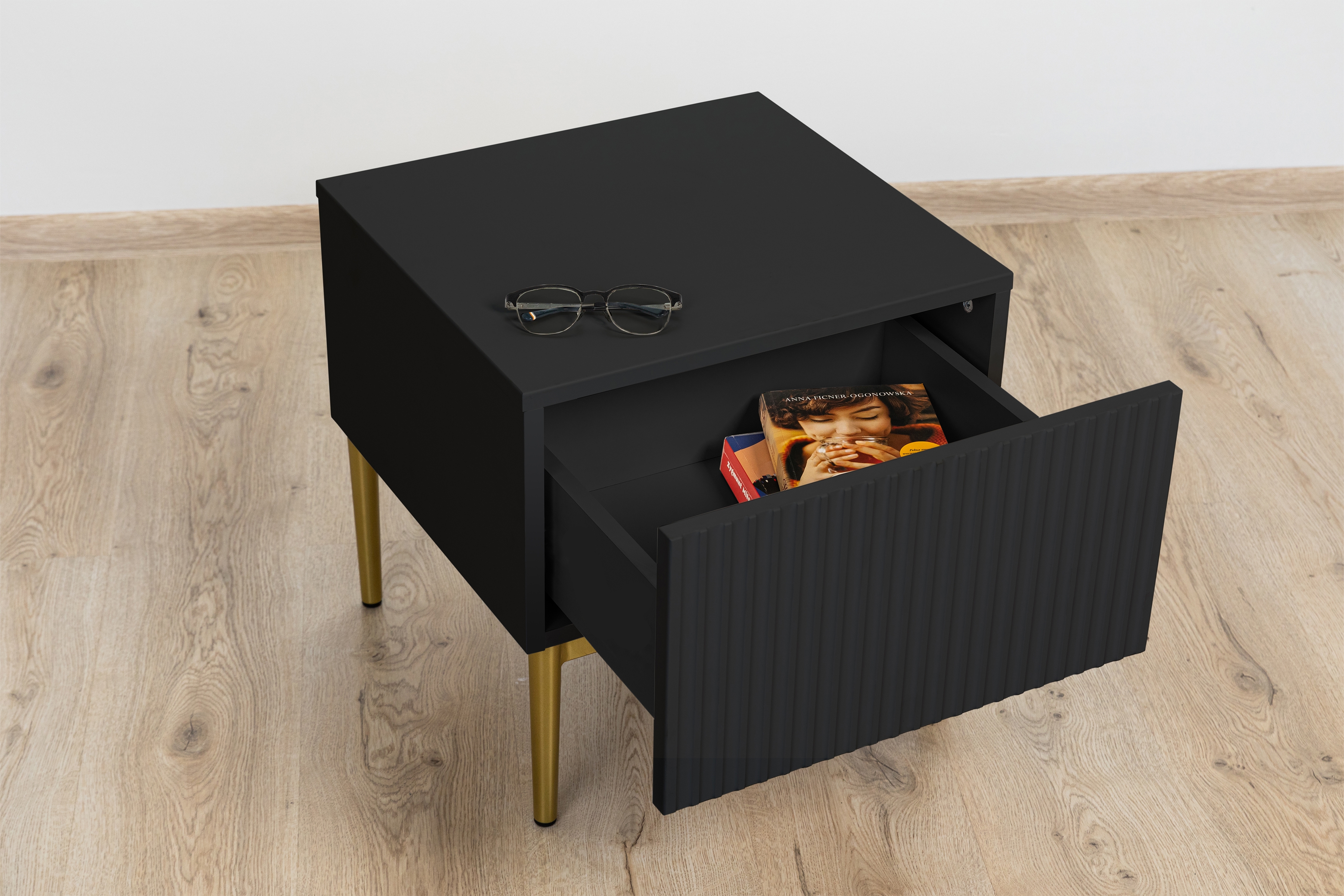 Sada nočných stolíkov Nicole 2 ks - čierna / zlatá Komplet 2 ks. Nočný Stolík Stolík Nicole z szuflada i metalowymi nogami - Čierny mat / zlote nozki