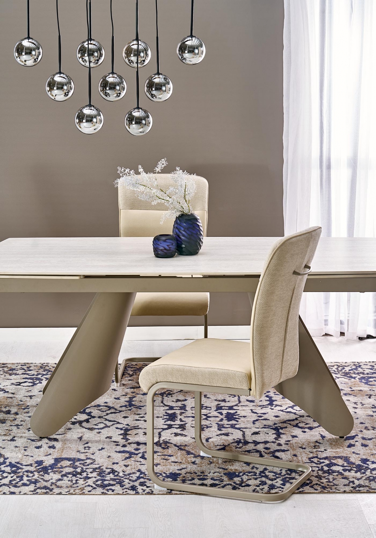 Jedálenská zostava Tillo Tavero 4+1 - travertín / kašmírová / béžová Komplet Stôl Tavero rozkladany z 4 krzeslami tapicerowanymi Tillo - Travertín / kašmír / Béžová / kašmír