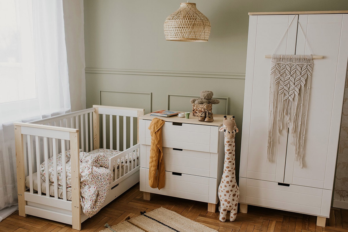 drevená posteľ dla niemowlaka z szuflada i barierka Iwo - Biely/Borovica, 120x60 Komplet nábytku do izby niemowlecego 