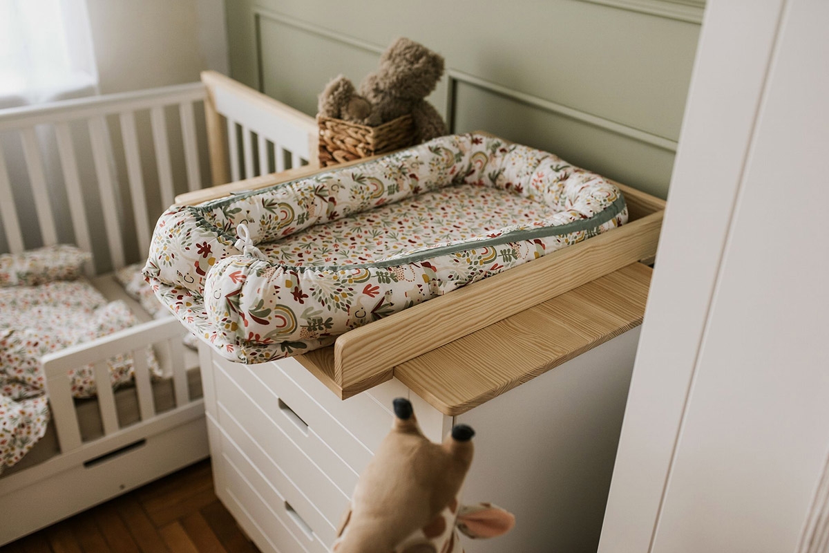 drevená posteľ dla niemowlaka z szuflada i barierka Iwo - Biely/Borovica, 120x60 posteľ z komoda z przewijakiem 