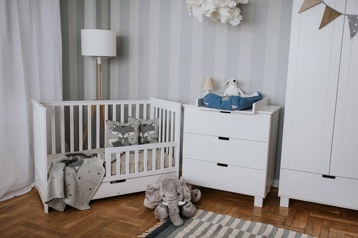 drevená posteľ dla niemowlaka z szuflada i barierka Iwo - Biely, 120x60 biale posteľ niemowlece od 1. dnia 