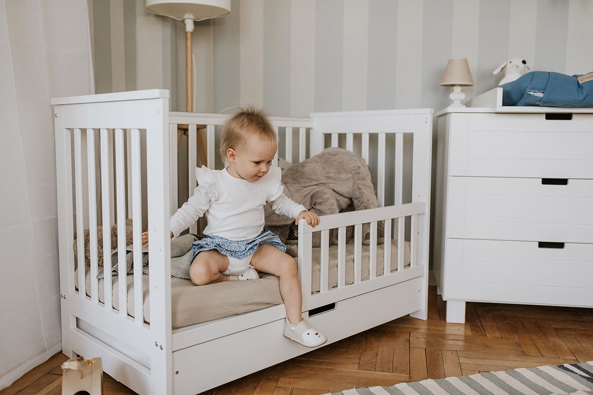 Dřevěná dětská postýlka Iwo 120x60 se zásuvkou - bílá biale postel niemowlece 