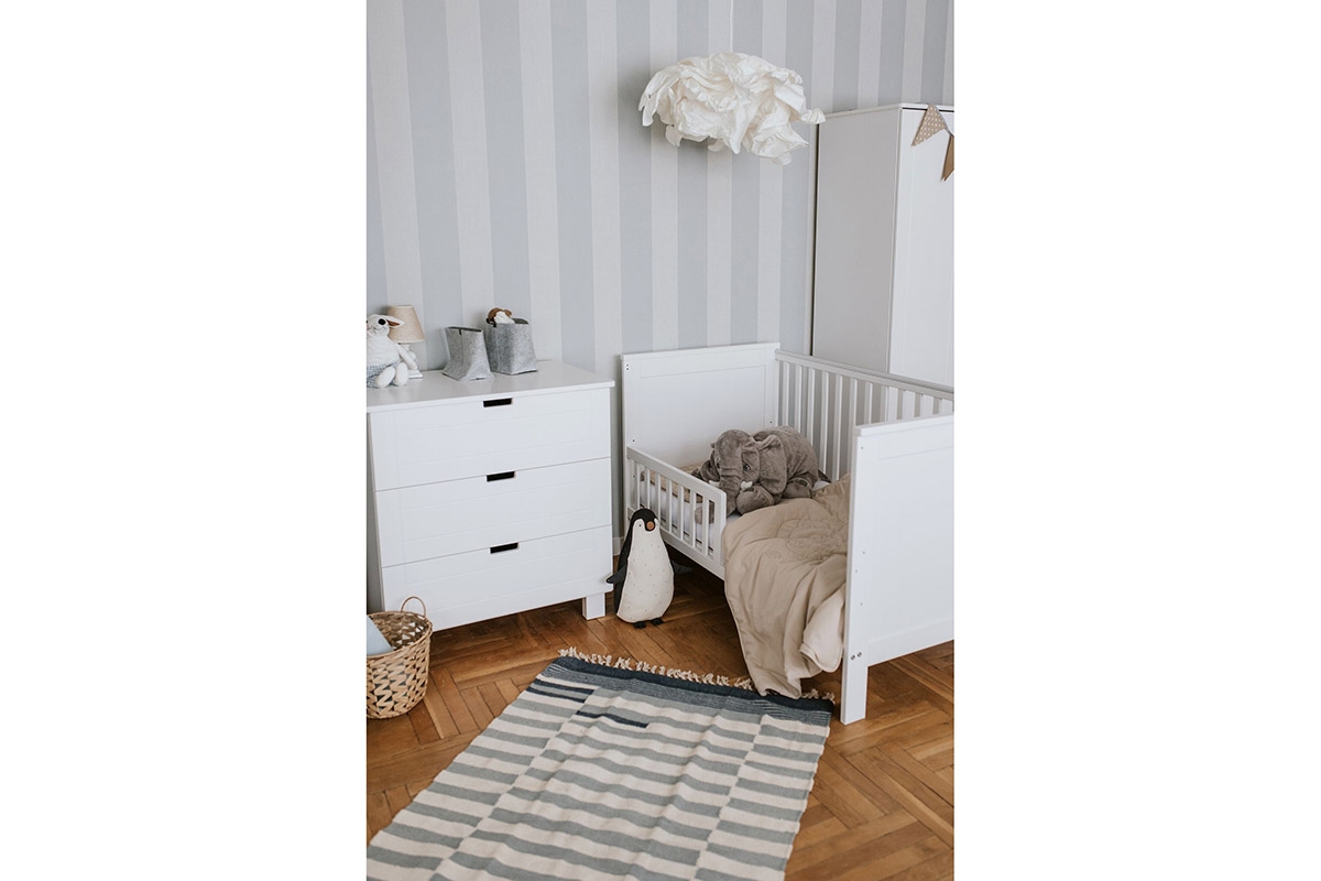 drevená posteľ dla niemowlaka so zábradlím Iwo - Biely, 140x70 biale posteľ sosnowe 