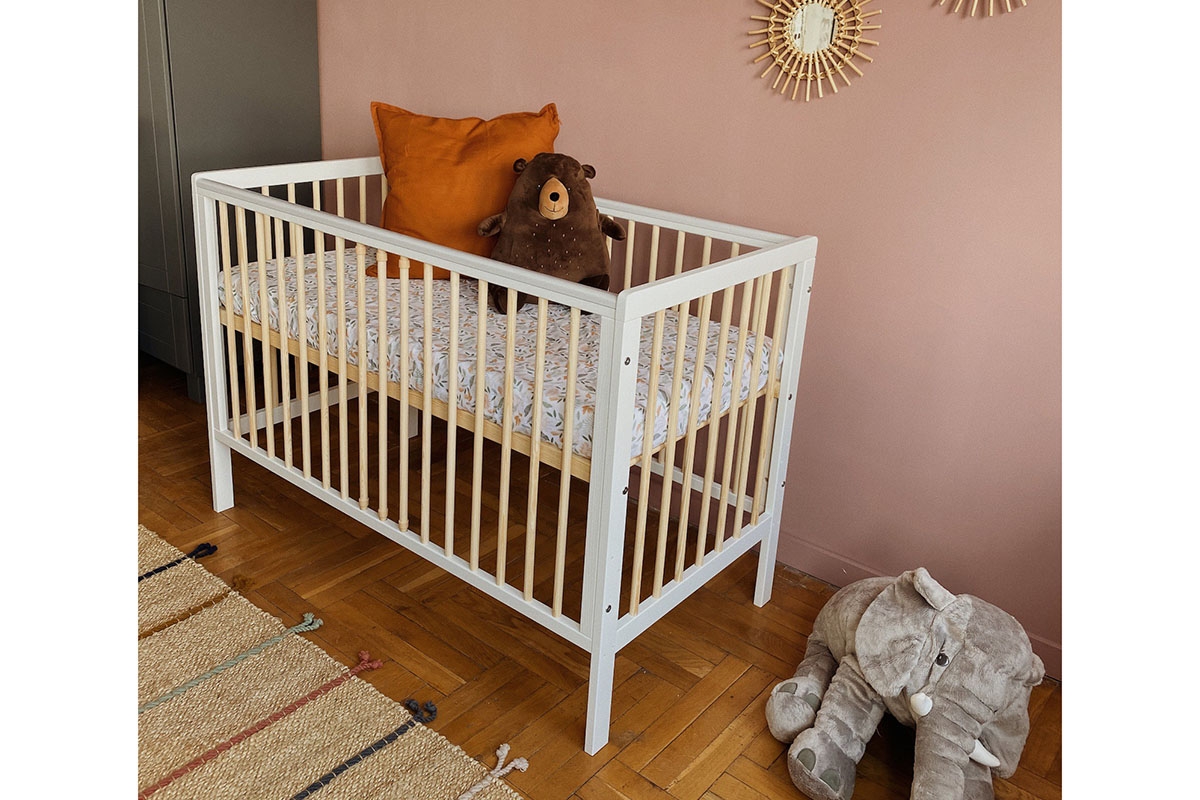 dřevěnýpostel dla niemowlaka z barierka Timi - Bílý/Borovice, 120x60 dřevěnýpostel niemowlece  