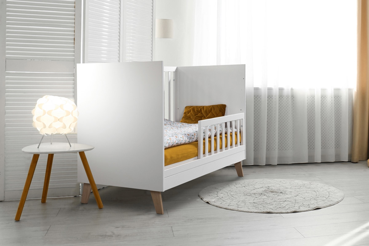 drevená posteľ dla niemowlaka z szuflada i barierka Noah - Biely/Dub, 120x60 pokoj z lozeczkiem dla niemowlaka 