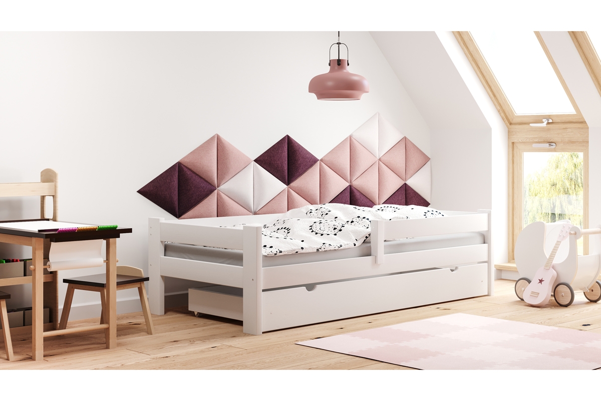 Dětská dřevěná postel Tymek Bílá Dětská postel s čalouněnými panely na stěnu