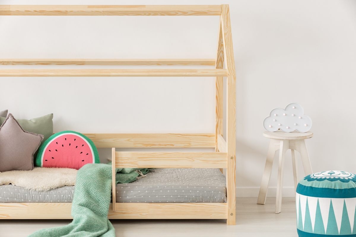 Dětská postel - domeček se zábranou Melka  postel z dřeva 