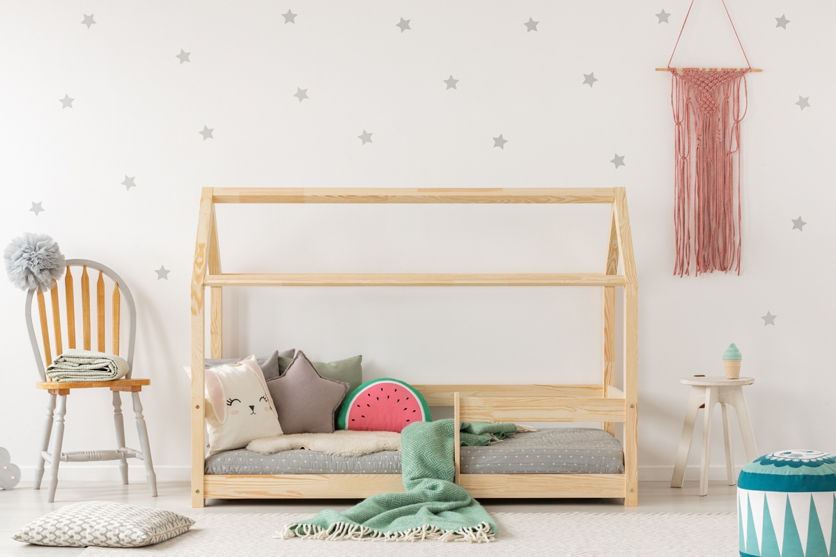 Detská posteľ domček so zábranou Melka  Borovicová detská posteľ