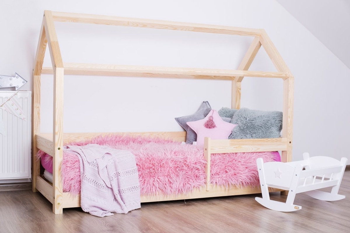 Detská posteľ domček so zábranou Melka  Detská posteľ v tvare domčeka 