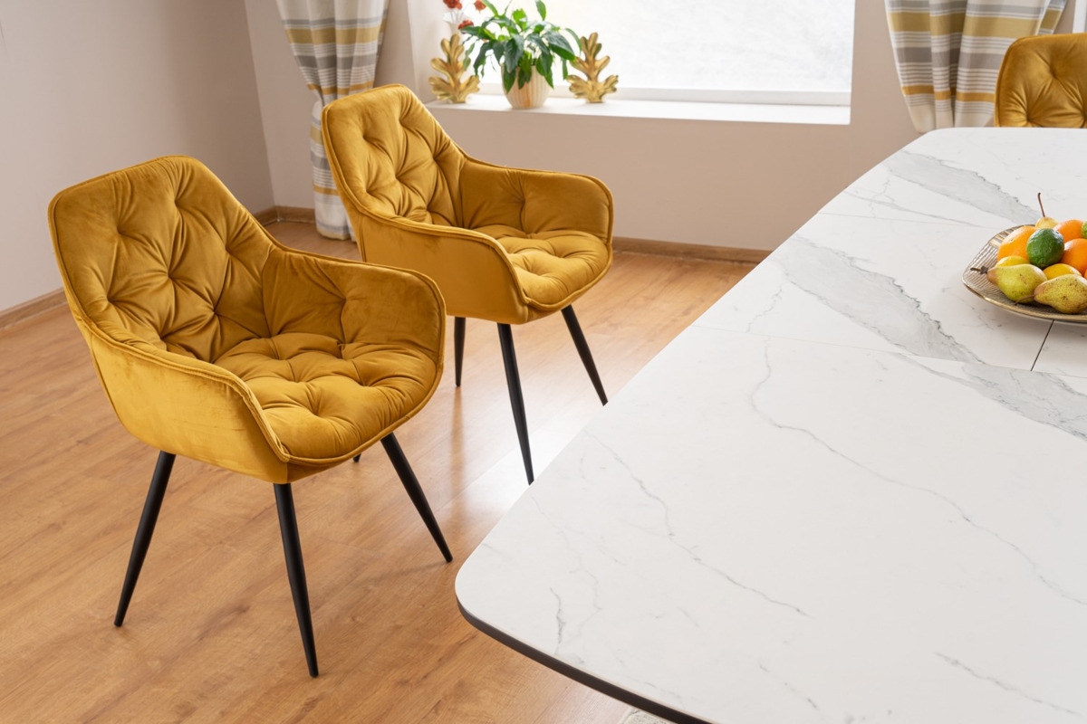 Komplet Stůl rozkládací Armani - mramorový efekt + 4 Židle Cherry Velvet - curry Prošívané oparcie