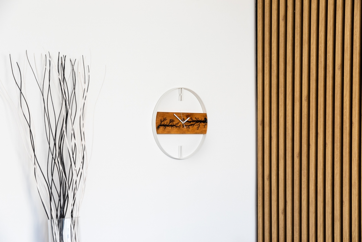 Dřevěné nástěnné hodiny KAYU 08 Olše v Loft stylu - Bílý - 45 cm Dřevěné nástěnné hodiny KAYU 08 Olše v Loft stylu - Bílý - 45 cm