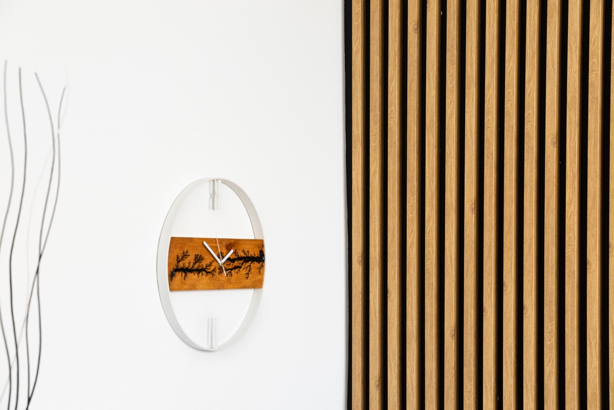 Dřevěné nástěnné hodiny KAYU 08 Olše v Loft stylu - Bílý - 45 cm Dřevěné nástěnné hodiny KAYU 08 Olše v Loft stylu - Bílý - 45 cm