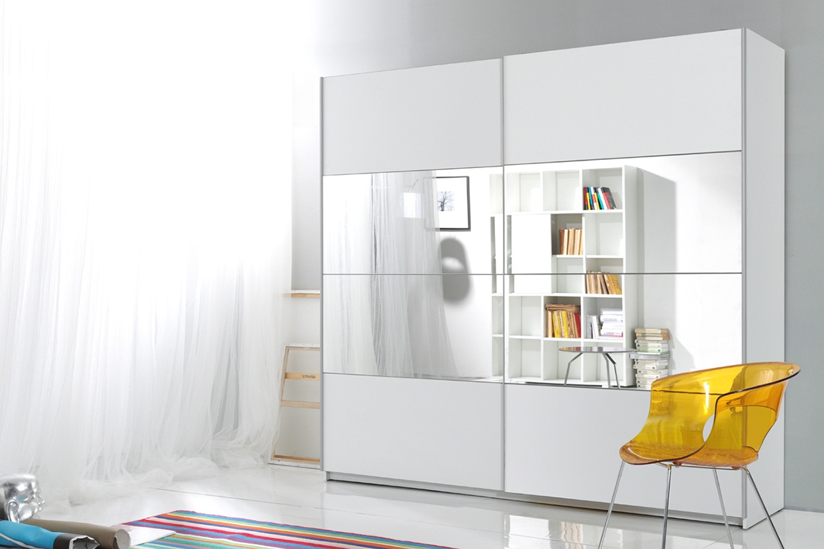 Skříň s posuvnými dveřmi Beta 58 se zrcadlem 220 cm - bílá Bílá Skříň z zrcadly do obývacího pokoje