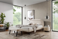 Postel čalouněná Nello 1 160x200 s rámem bílá postel s lavicí a nočním stolkem