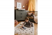 drevená posteľ dla niemowlaka so zábradlím Iwo - grafit, 140x70 drevená posteľ dla niemowlaka z szuflada i barierka Iwo - grafit, 120x60