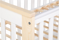 drevená posteľ dla niemowlaka z szuflada i barierka Iwo - Biely/Borovica, 120x60 posteľ z drewna sosnowego 