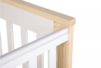 drevená posteľ dla niemowlaka z szuflada i barierka Iwo - Biely/Borovica, 120x60 posteľ niemowlece z silikonowymi nakladkami ochronnymi 