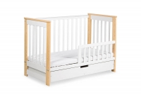 drevená posteľ dla niemowlaka z szuflada i barierka Iwo - Biely/Borovica, 120x60 posteľ niemowlece so zábradlím zabezpieczajaca  