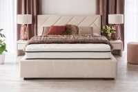 Posteľ čalúnená do  spálne  s úložným priestorom Tiade - 140x200 svetlý posteľ do  spálne  z drewnianymi nozkami 