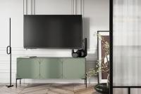 TV stolek Sonatia 150 cm s ukrytou zásuvkou - olivová TV skříňka třídveřová z ukryta szuflada Sonatia 150 cm - Oliva - aranzacja