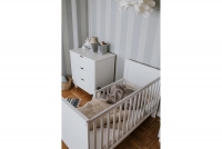 drevená posteľ dla niemowlaka so zábradlím Iwo - Biely, 140x70 biale posteľ ze szczeblami 