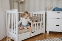 drevená posteľ dla niemowlaka z szuflada i barierka Iwo - Biely, 120x60 biale posteľ niemowlece 