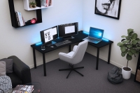Nelmin jobb oldali gaming íróasztal, fém lábakon, LED szallaggal - 160 cm - fekete  íroasztal gamingowe Nelmin 160 cm fém lábakon z tasma LED prawe - fekete 
