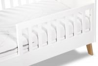 drevená posteľ dla niemowlaka z szuflada i barierka Noah - Biely/Dub, 120x60 nízka Zábrana do Postele Noah 