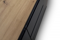 Trojdverová komoda s 3 zásuvkami Loftia - artisan/čierny mat  Trojdverová komoda Loftia - detail