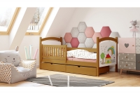 Drevená detská posteľ s tabuľou na kreslenie Amely 90x190 Certyfikat Postele so zábradlím
