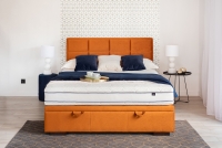 Posteľ do spálne s čalúneným roštom a úložným priestorom Menir - 140x200  posteľ čalouněné z drewnianymi nozkami 