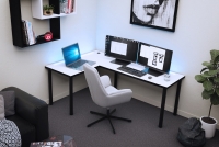 PC stôl Nelmin 160 cm s LED ľavý - biela / čierna Písací stôl gamingowe Nelmin 160 cm na kovových nohách z tasma LED lewe - biela / čierny 