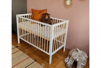 drevená posteľ dla niemowlaka so zábradlím Timi - Biely, 120x60 biale posteľ dla niemowlaka 