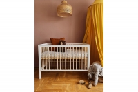dřevěnýpostel dla niemowlaka z barierka Timi - Bílý, 120x60 postel w pokoje dzieciecym 