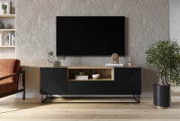 TV stolek Asha 167 cm - dub artisan / černý mat / černý kovový podstavec Skříňka RTV Asha 167 cm z szuflada i metalowym stelazem - artisan / černá mat