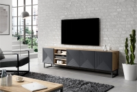 TV stolek Asha 200 cm s výklenkem - dub artisan / rivier stone mat / černý kovový podstavec Skříňka RTV Asha s frézovanou přední částí, wnekami i metalowym stelazem 200 cm - artisan / rivier stone mat