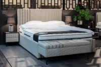 Nočný Stolík s dvoma zásuvkami i tapicerowanym frontem Vertigo na kovových nohách posteľ čalúnená ze stolikiem